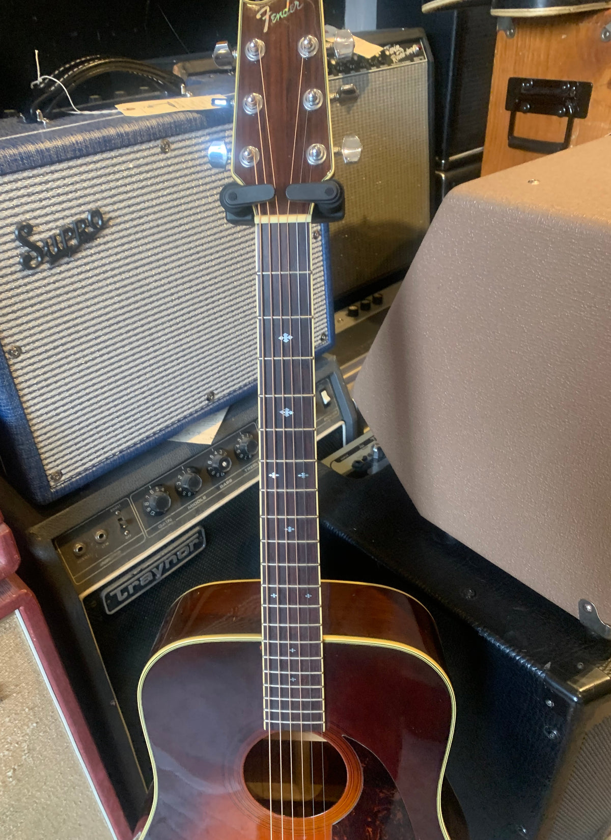 Fender F-240A